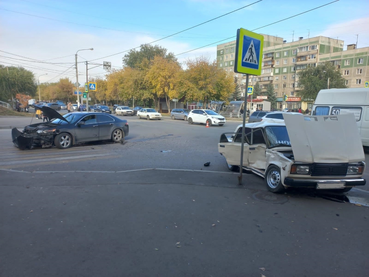 Не пропустил иномарку. В Магнитогорске водитель «семёрки» спровоцировал ДТП  на перекрёстке | Верстов.Инфо