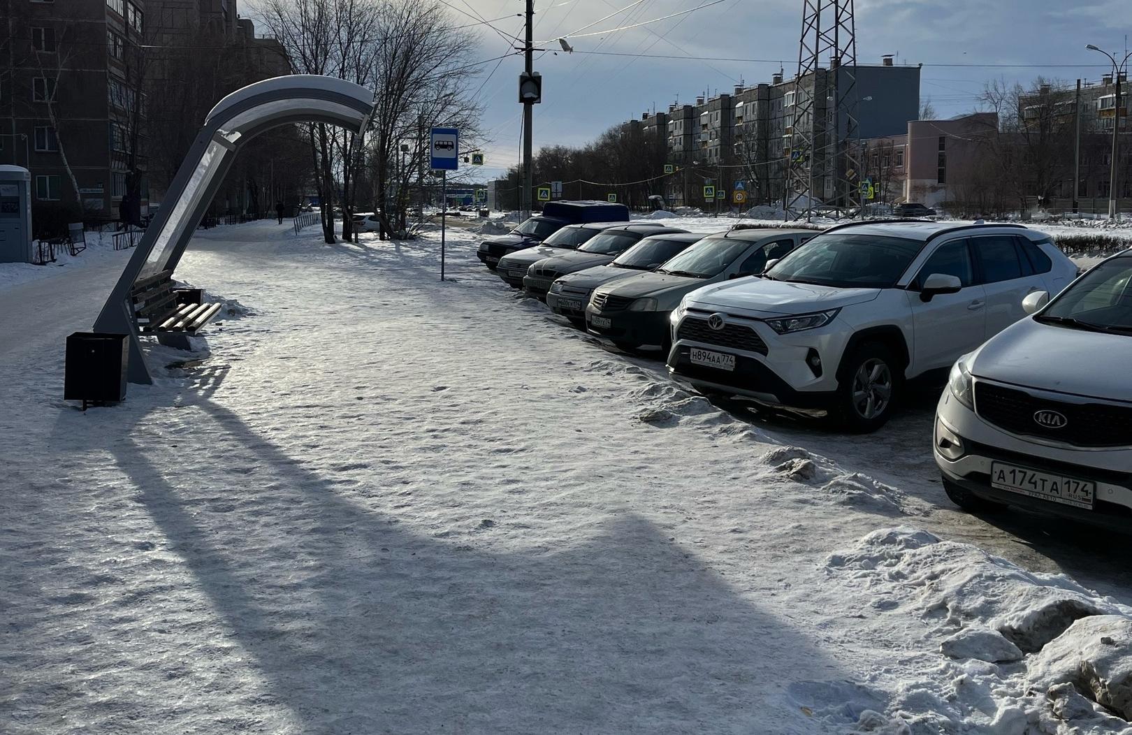 С магнитогорской остановки эвакуировали припаркованные авто после жалобы в  соцсетях | Верстов.Инфо