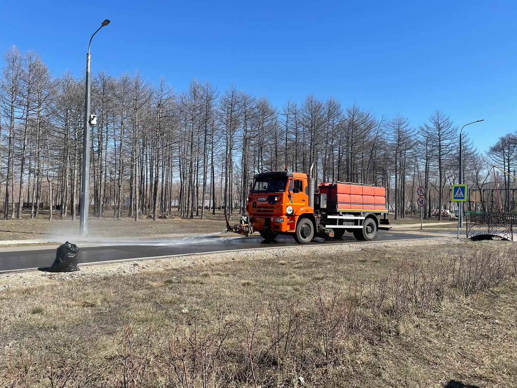 Чистят, моют, поливают: в Магнитогорске в самом разгаре санитарная уборка  города | Верстов.Инфо