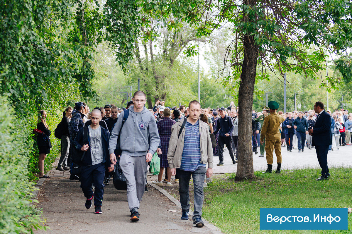 В Магнитогорске проводили в армию очередную партию новобранцев |  Верстов.Инфо