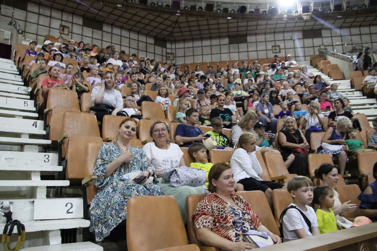 В Магнитогорске прошла открытая репетиция спектакля «Цирковая полундра» |  Верстов.Инфо