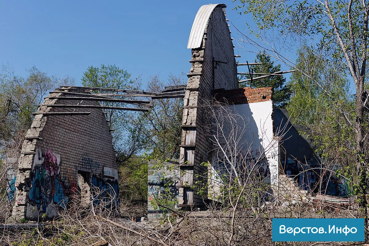 В Магнитогорске продают здание бывшего ночного клуба в сквере Ветеранов –  ещё весной это были руины | Верстов.Инфо