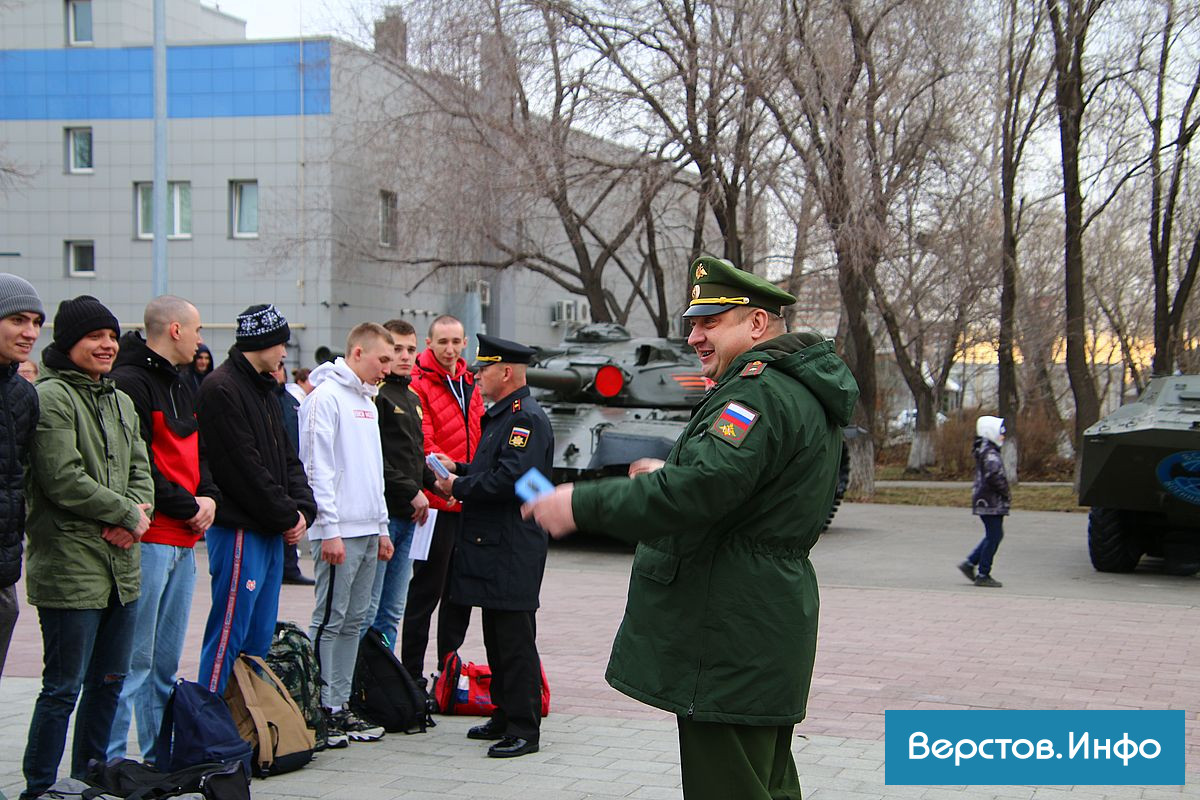 В Магнитогорске под звуки «Прощания славянки» проводили в армию 14  призывников | Верстов.Инфо