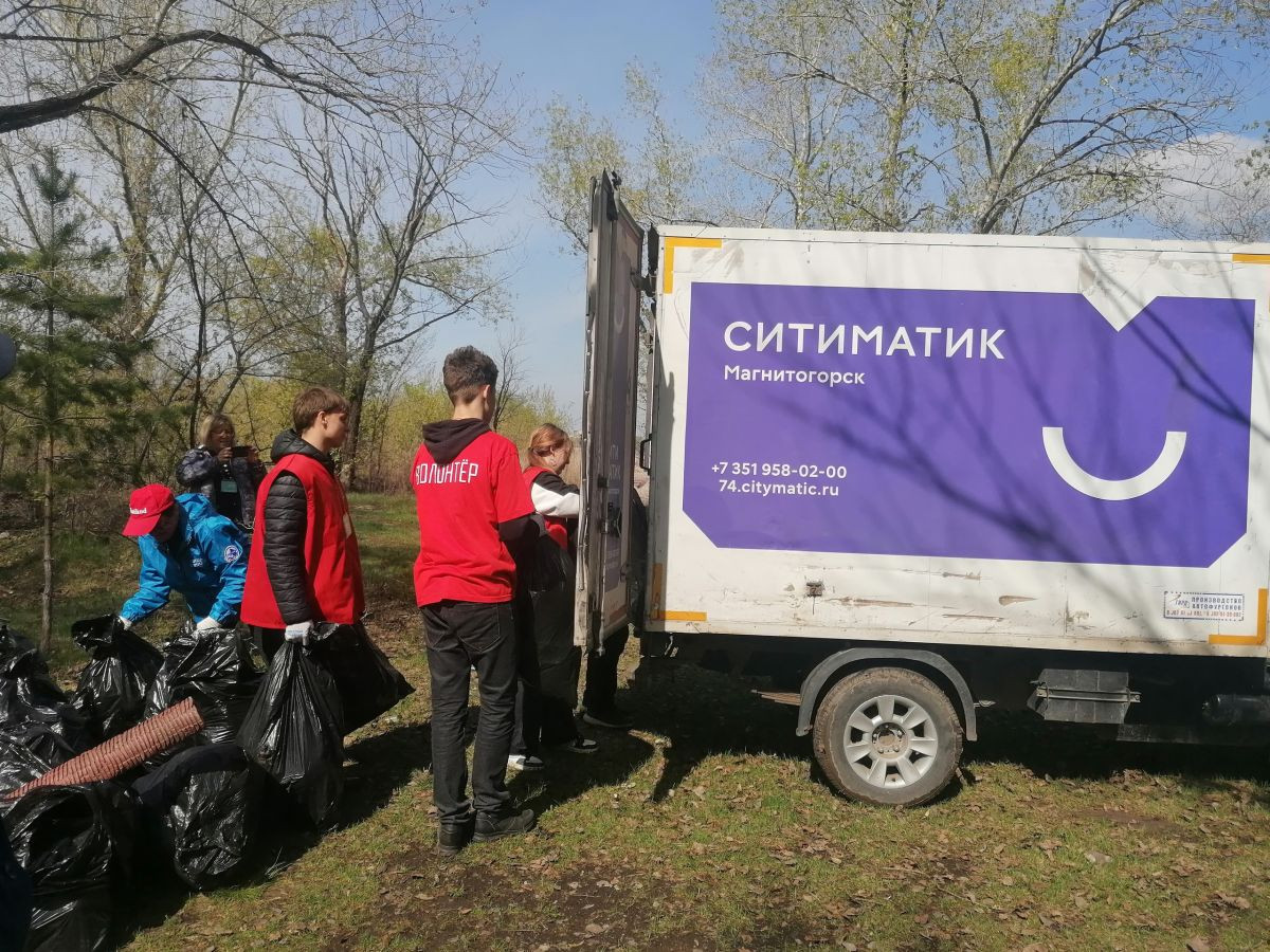 Магнитогорские волонтёры собрали полтонны мусора на берегу Урала |  Верстов.Инфо