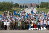 Медали ветеранам, троекратное «ура» и рыцарское предложение девушке. У «голубых беретов» насыщенная программа