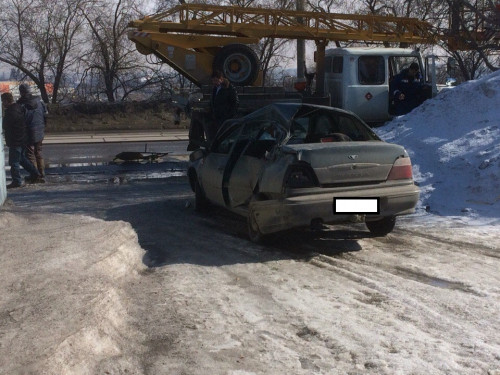 «Девушка поверила в суперсилу». На Северном переходе «Нексия» въехала в автокран и сбила водителя