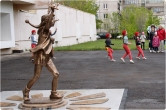 Подарок главы города к 45-летию. Возле театра «Буратино» поставили памятник деревянному мальчику