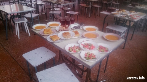 «Вкусняшка!» В городских школьных лагерях дети вбегают в столовые с радостными возгласами