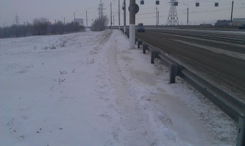 «Не нужно магнитогорцам на левый!» Житель города пожаловался на заваленные снегом пешеходные дорожки на Казачьей переправе