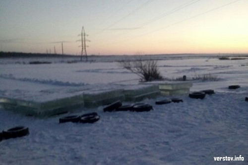 Новогодний «подарок». Рабочие, вырезавшие лёд для новогодних городков, оставили на озере горы мусора