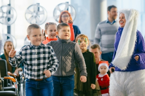 Новый год для самых маленьких! В автосалоне ŠKODA детей встречали Дед Мороз и Снегурочка