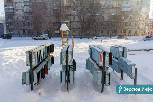 Газеты и квитанции со снегом. Жители многоэтажки не могут добиться переноса почтовых ящиков в подъезд