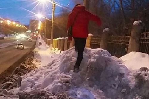 А нужно было всего лишь написать «Навальный». Коммунальщики Магнитогорска завалили тротуаром снег