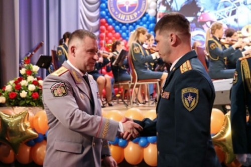 За доблесть. Глава МЧС России наградил спасателей, вытащивших Ваню Фокина из-под завалов