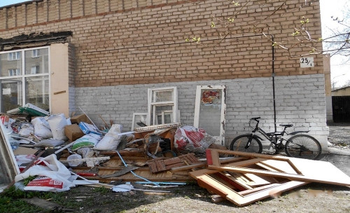 Оштрафовали на пять тысяч рублей. Нарушители продолжают складировать мусор возле домов