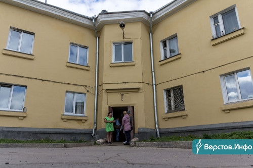Дайте воду! Жильцы самой большой коммунальной квартиры Магнитогорска вышли на улицу с плакатами