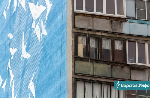 Завершат в пятницу. В Магнитогорске на фасаде пострадавшего дома появились 39 птиц-оригами