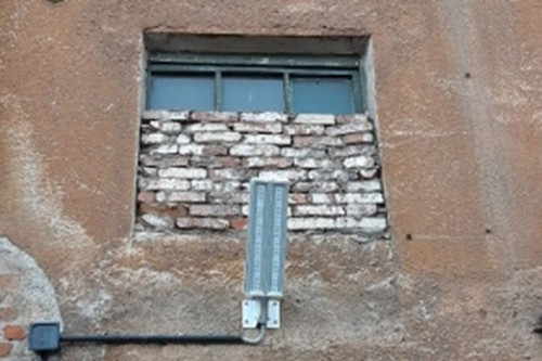 «Дети подземелья». В Магнитогорске в подъездах домов заложили окна