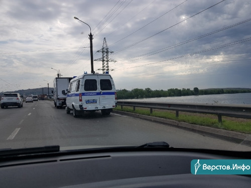 Чтобы враг не проскочил! Перед приездом Путина в Магнитогорске заваривают канализационные люки вдоль дорог