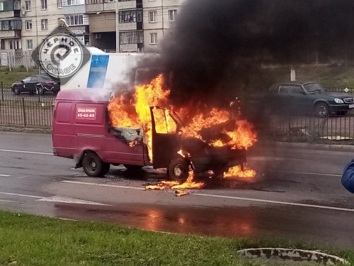 Сгорела на работе. В Магнитогорске на дороге вспыхнул микроавтобус