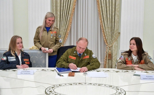 За одним столом. Студентка МГТУ пообщалась с плотником 4-го разряда Владимиром Путиным