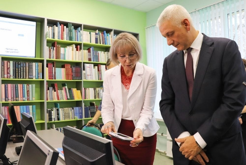 «Здорово получилось!» Проведенный ремонт в детской библиотеке оценил лично глава города
