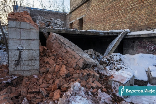 Недостроенное здание таможни на Грязнова снесут почти за 8 миллионов рублей. Работы уже начались
