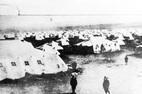 В них умирали от холода дети и старики. Магнитогорский историк рассказал о трагическом смысле памятника «Первая палатка»