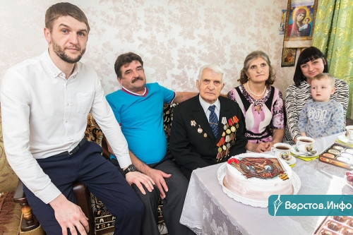 «Вы заслужили медаль». Глава Магнитогорска навестил 92-летнего ветерана Великой Отечественной войны