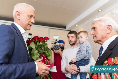 «Вы заслужили медаль». Глава Магнитогорска навестил 92-летнего ветерана Великой Отечественной войны
