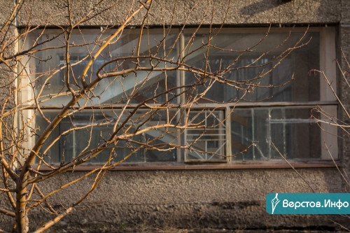 Разбитые окна, граффити и запущенный сквер. В Магнитогорске здание бывшего МаГУ атаковали вандалы