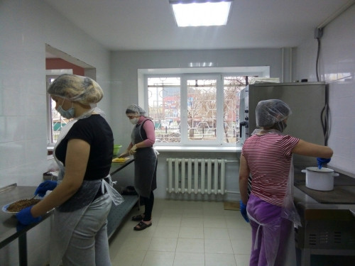 Научились и теперь готовят. В Магнитогорске участницы епархиального проекта кормят по 60 человек