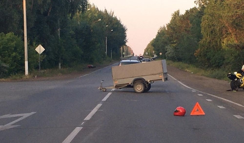 Скончался в больнице. В Магнитогорске 25-летний мотоциклист врезался в попутную машину