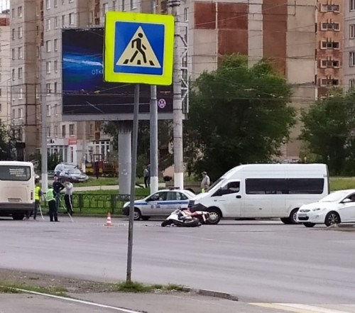 Машина скорой помощи оказалась на боку. В Магнитогорске водитель «Мерседеса» протаранил автомобиль медиков