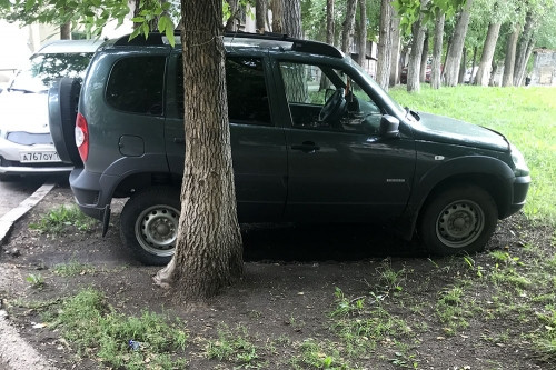 Заплатят до 5 тысяч рублей. В Ленинском районе 58 водителей оштрафовали за парковку на газонах