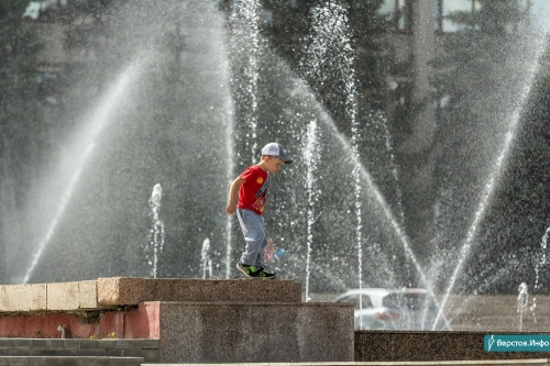 Магнитогорцам официально запретят купаться в фонтанах. А собственников зданий обяжут бороться с незаконной рекламой на фасаде