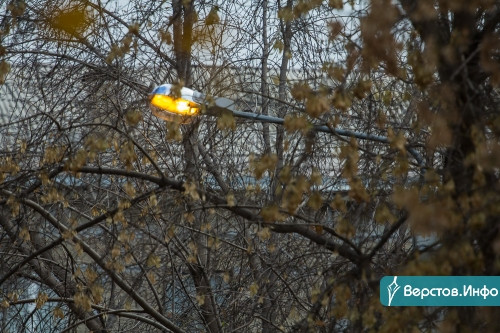59 столбов, два километра проводов. Во дворах улицы Октябрьской и проспекта Ленина появилось уличное освещение