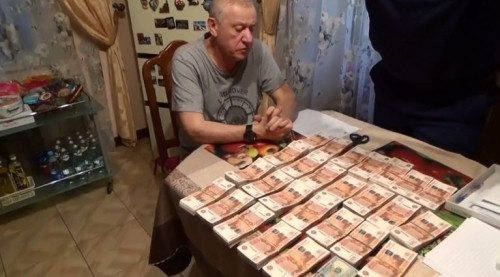 Куча денег и портрет чиновника в образе императора. ФСБ опубликовала видео обыска в магнитогорской квартире Тефтелева