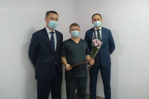 В Магнитогорске сотрудников медсанчасти поблагодарили областные депутаты. Среди награждённых не только врачи