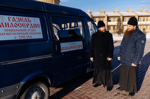 Будут кормить и одевать бездомных. В Магнитогорске начал работать православный автобус «Милосердие»