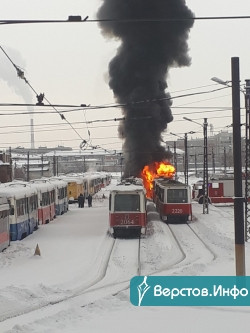 Сгорели два вагона. В МЧС прокомментировали пожар в трамвайном депо Магнитогорска