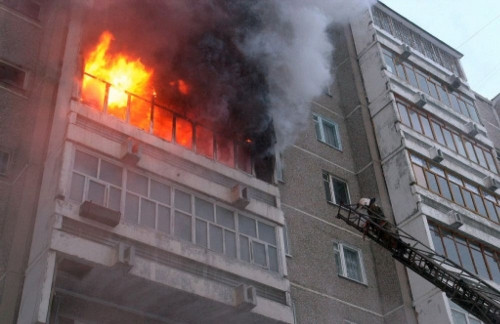 Не паникуйте и зовите на помощь. Магнитогорские пожарные рассказали, как вести себя во время пожара в многоэтажном доме