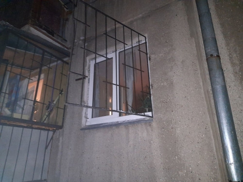 В Магнитогорске огнеборцы эвакуировали из задымленной квартиры пенсионерку. Её 80-летний супруг погиб