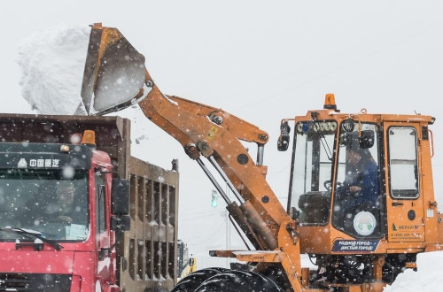 Замечаний хватает. Сергей Бердников призвал подрядчиков активнее очищать парковки и тротуары от снега