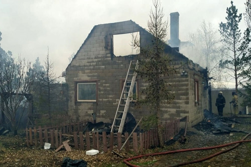 Уничтожены дом, сарай и трава. Магнитогорские пожарные два раза за день боролись с огнём в Супряке
