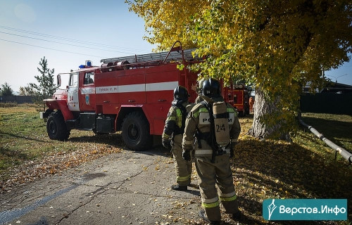 Кто-то поджёг мусор. В Магнитогорске из-за неосторожного обращения с огнём сгорели два садовых дома