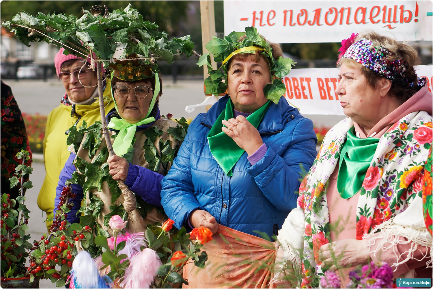 Мужчина радуется осени и вручает осенний букет любимой.