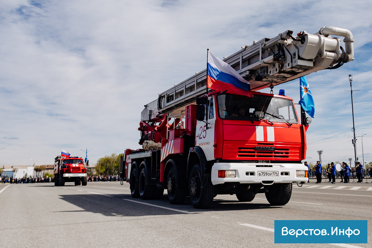 От ветеранов до кадетов: Магнитогорск встретил День Победы праздничным  парадом | Верстов.Инфо